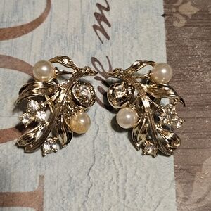 Vintage Lisner Gold Tone Pearl Clip On Earrings